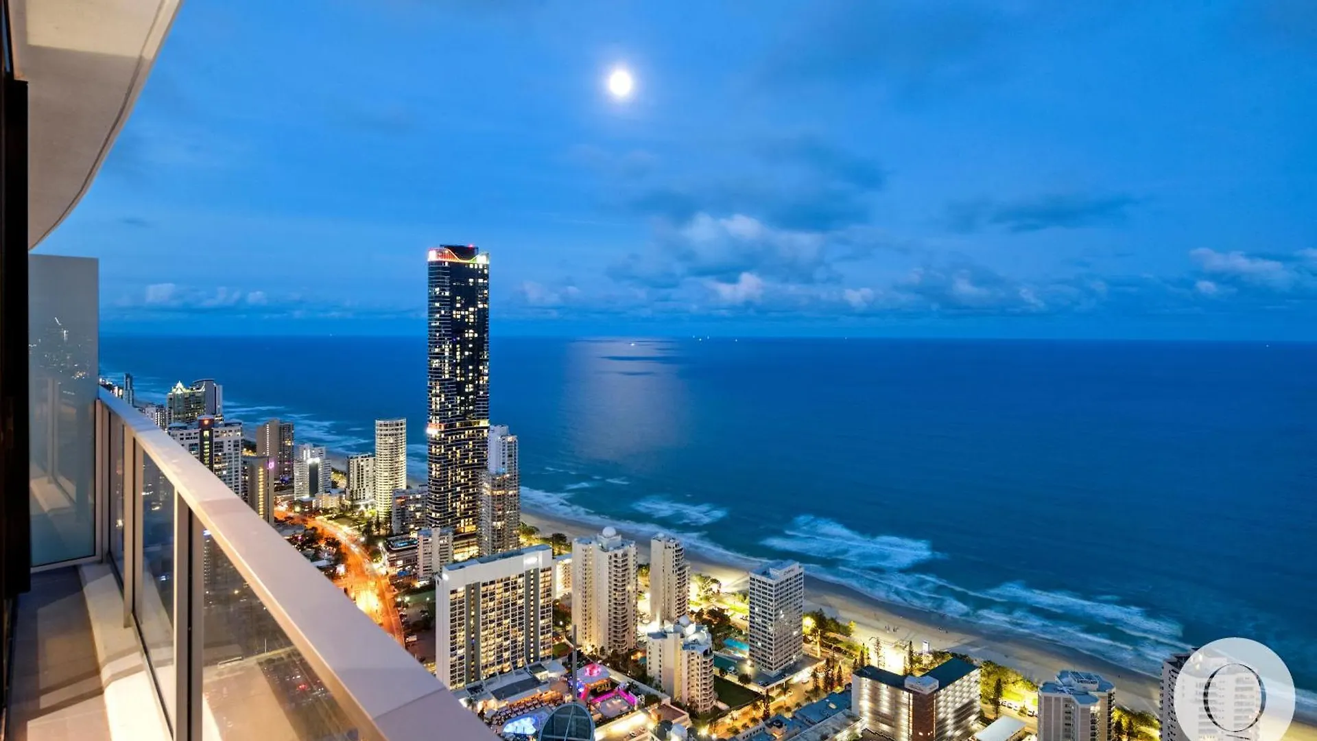 Daire 5 Bedroom Executive Sub Penthouse In The Heart Of Surfers With Full Ocean Views - Sleeps 12 - Circle On Cavill Amazing!! Gold Coast Avustralya